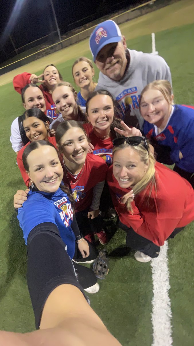 Love the Thursday night crew🫶🏻 Last fall for the ‘25s, I’m not ready 🥺