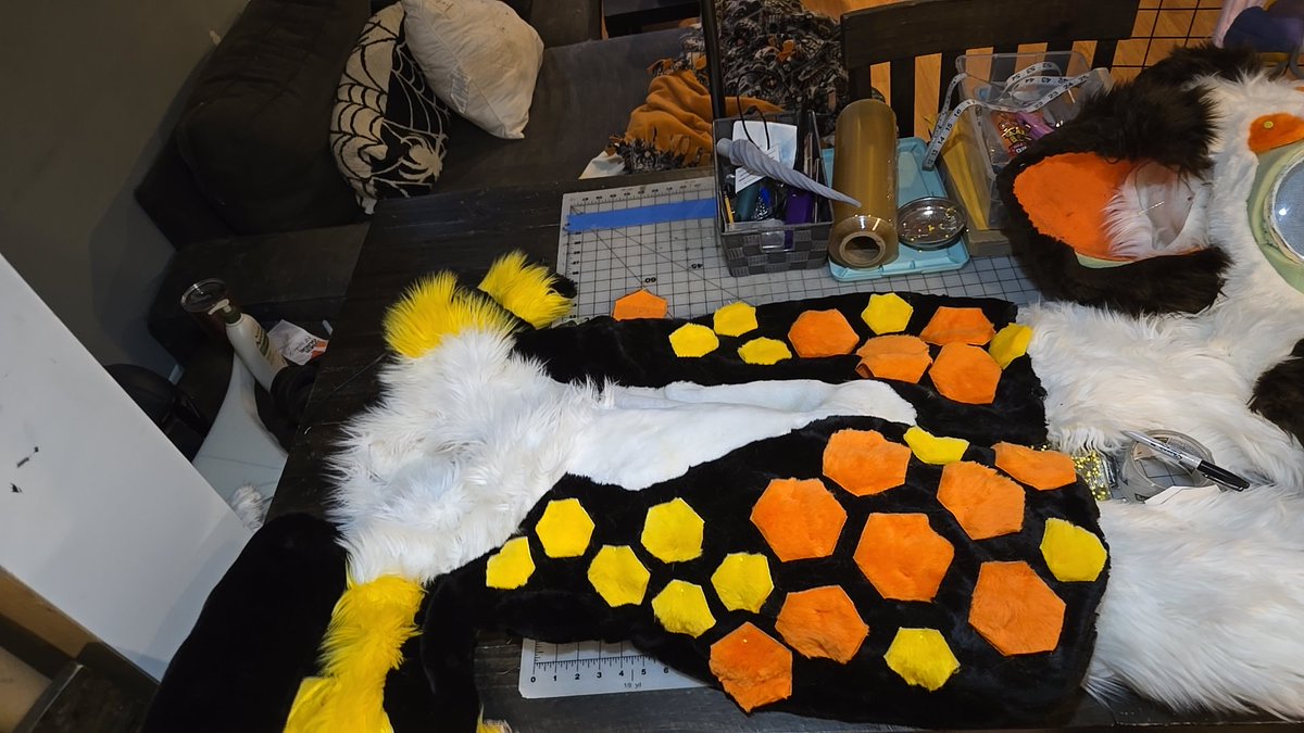 iamdurgen's tweet photo. Pray for me? X.X
Premade auction fullsuit that will be up for auction at Anthro Northwest.

#furry #furryfandom #fursuit #fursuitwip #fursuitpremade #fursuitmaker #fursuitauction #kittybee #fursona #beefursuit #catfursuit https://t.co/VLBFRH76Zp