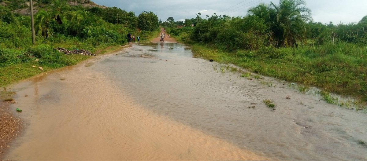 LBSNewsDay's tweet photo. "Devastated to see the effects of heavy rain in Dokolo. Infrastructure, including a crucial culvert, washed away leaving residents and school children stranded. Urgent action needed to repair and prevent future damage. #DokoloFloods #CommunityInNeed π§οΈπ" https://t.co/Pw2QkbiwzH