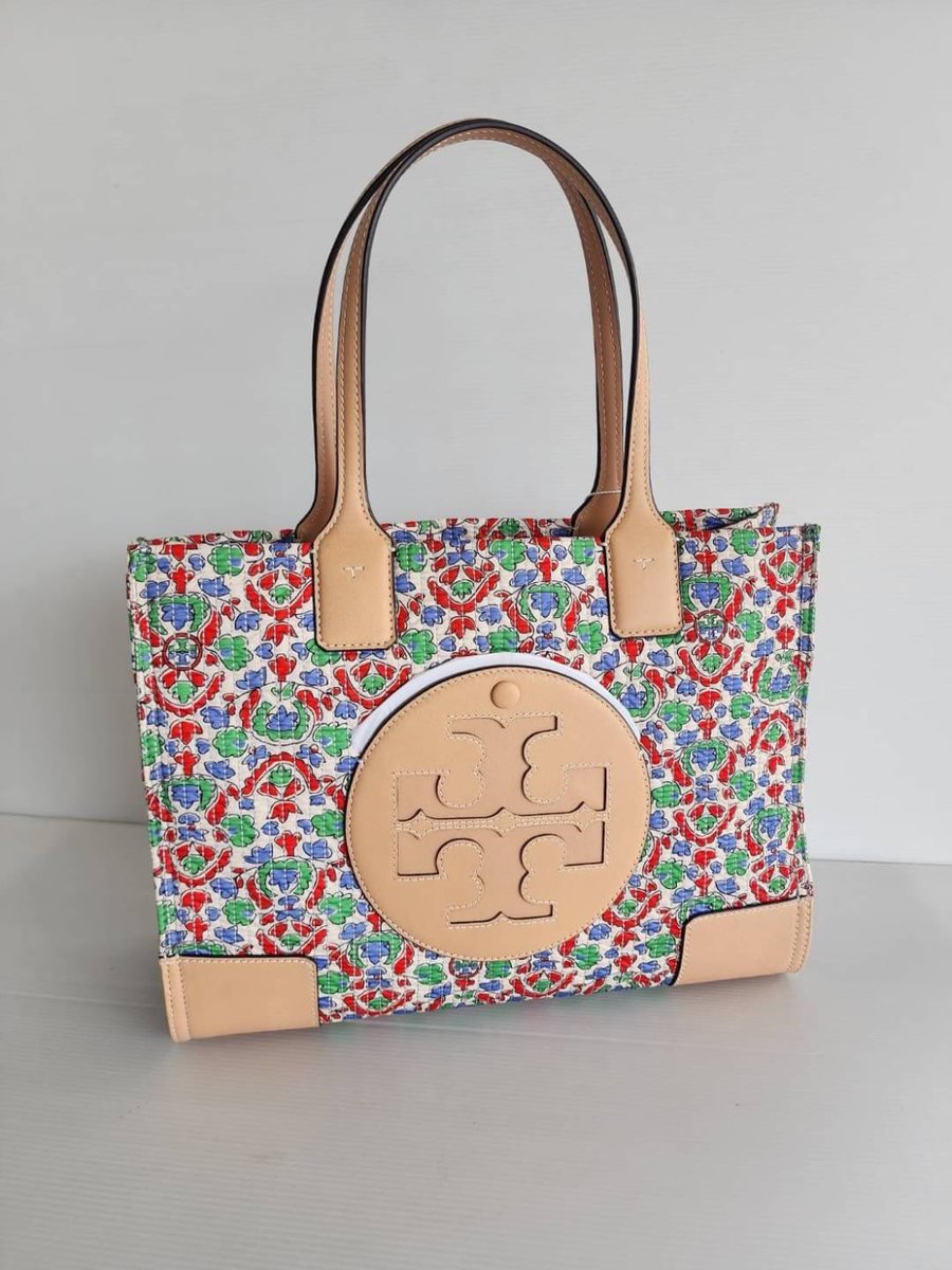 CHappybrand's tweet photo. ทรงโทท รุ่นขายดีของแบรนด์ ลายน่ารัก 
ELLA FLORAL QUILTED MINI TOTE BAG 64411 
size : Height: 10.6" × length: 13.6" × depth: 4.4"

🏷️ 7,390.-

#กระเป๋าแบรนด์เนม https://t.co/xbllVFMRqi