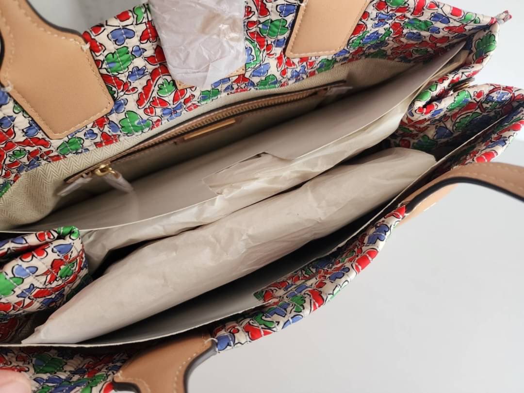 CHappybrand's tweet photo. ทรงโทท รุ่นขายดีของแบรนด์ ลายน่ารัก 
ELLA FLORAL QUILTED MINI TOTE BAG 64411 
size : Height: 10.6" × length: 13.6" × depth: 4.4"

🏷️ 7,390.-

#กระเป๋าแบรนด์เนม https://t.co/xbllVFMRqi