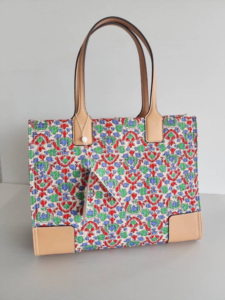 CHappybrand's tweet photo. ทรงโทท รุ่นขายดีของแบรนด์ ลายน่ารัก 
ELLA FLORAL QUILTED MINI TOTE BAG 64411 
size : Height: 10.6" × length: 13.6" × depth: 4.4"

🏷️ 7,390.-

#กระเป๋าแบรนด์เนม https://t.co/xbllVFMRqi