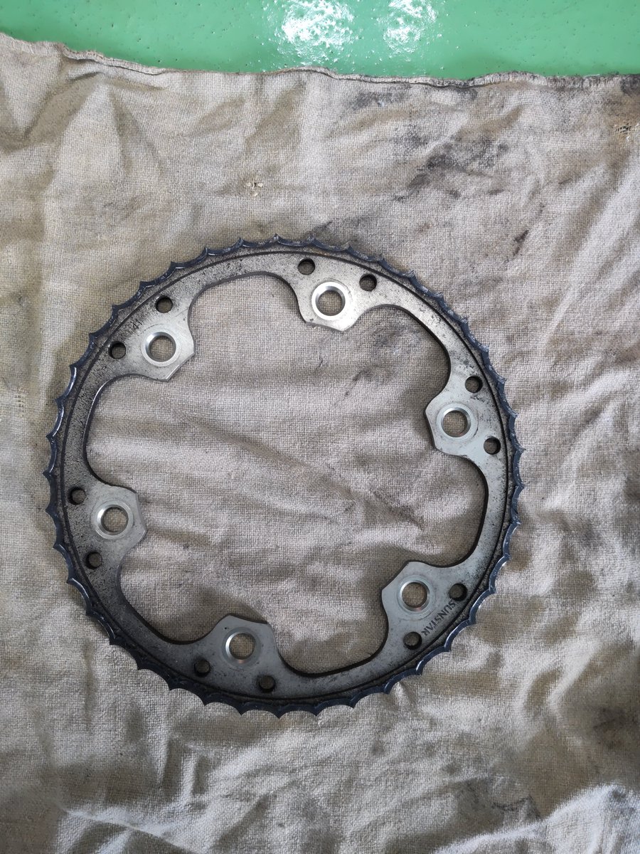 ricoland_tama's tweet image. 先日、PITを冷やかしに行ったらスプロケット交換作業中で、外したスプロケットがコチラ…Oh…
よく自走して来れましたね…もちろんフロントも削れ過ぎてました…
日常点検、消耗品の交換は余裕をもってご依頼くださいませ～

#ライコランド #サンスター #XAM #スプロケットとは…