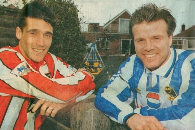 The Premiership Years (@premiershipyrs) on Twitter photo Ahead of the Steel City derby in the <a href="/SkyBetChamp/">Sky Bet Championship</a> today.
A throwback to this bizarre photo from 1993. Here, Meadowhead neighbours John Pemberton (United) & Roland Nilsson (Wednesday) pose in their respective club shirts across the garden fence.
The #90s were so great. #shushw Ahead of the Steel City derby in the <a href="/SkyBetChamp/">Sky Bet Championship</a> today.
A throwback to this bizarre photo from 1993. Here, Meadowhead neighbours John Pemberton (United) & Roland Nilsson (Wednesday) pose in their respective club shirts across the garden fence.
The #90s were so great. #shushw