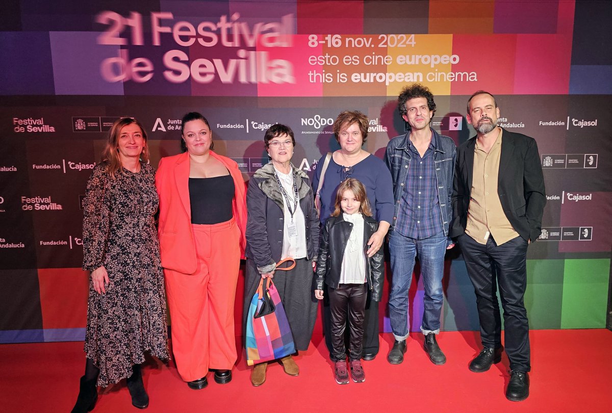 Parte do equipo de #PrefiroCondenarme na estrea mundial do filme no <a href="/festivalsevilla/">Festival Sevilla</a>. Foi un pase emocionante cun público entregado ❤️

Próximas paradas:

• 17 de novembro festival Cormorán (A Coruña)
• 21 novembro <a href="/cineuropa_gal/">#Cineuropa</a> (Compostela)
• ✨22 novembro ESTREA EN SALAS✨