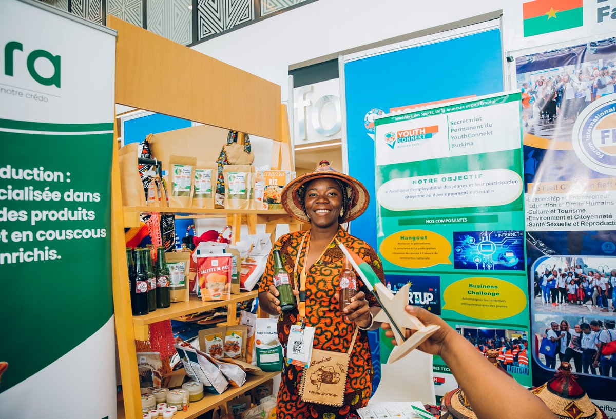 YouthConnektAf's tweet photo. Cette année, l'expo à #YouthConnekt2024 déborde de couleurs et d'inspiration! 😊🎨

On y trouve de tout et on partage tout: savoir, culture, produits de beauté, technologie, innovations… tout sauf rien!

Grâce aux talents et compétences venus de tous horizons à travers l'Afrique, cette édition est déjà l'une des plus inoubliables! 💪🏾

#Jobs4Youth