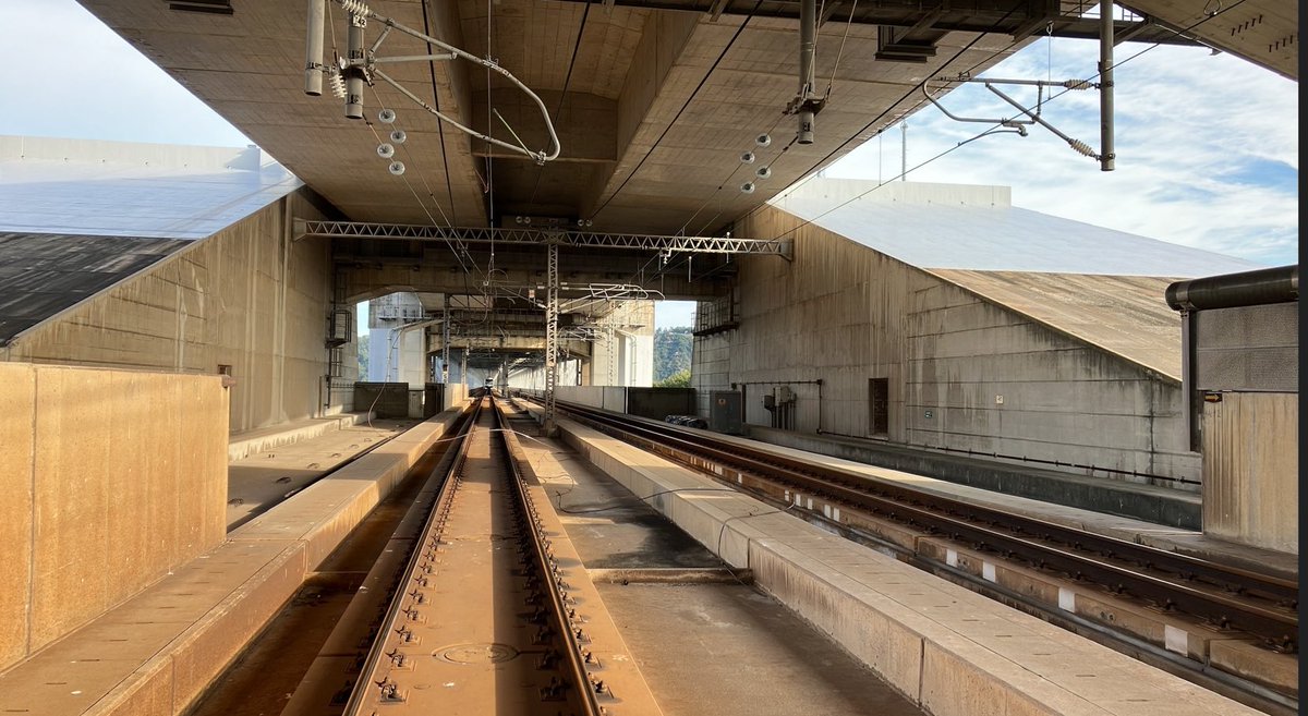 瀬戸大橋上で列車が立ち往生　約6時間後に別の車両で乗客を救出

>破談箇所の様子（JR四国提供）
これはパンタグラフ全車全損しますわ

news.yahoo.co.jp/articles/97e9e…