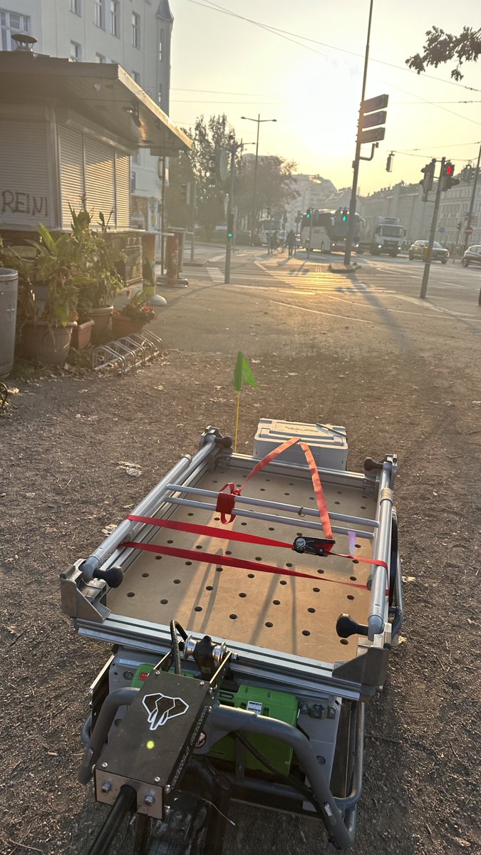 Und wieder mal froh, kein SUV Fahrer sein zu müssen.
Gemütliches Beladen in der Werkstatt, schnelleres Vorankommen im städtischen Gebiet als mit dem Auto, direkt zur Baustelle gefahren, keine Parkplatzsuche...