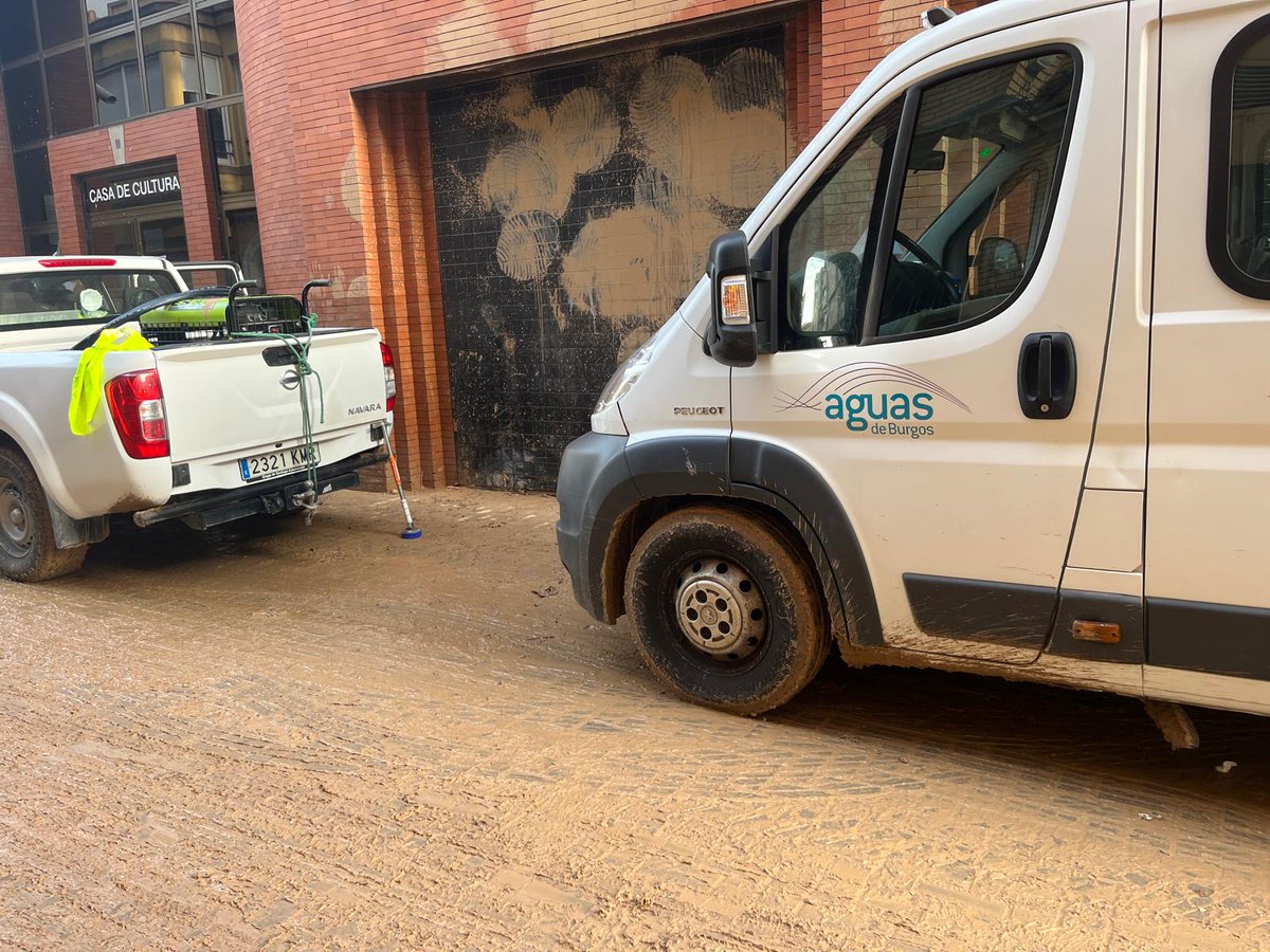 Aytoburgos's tweet photo. 🚨 Último día de intenso trabajo del equipo de Aguas de Burgos en los pueblos valencianos afectados por la DANA 

Los operarios del servicio municipal se han afanado durante cinco jornadas en las tareas de recuperación de las redes de suministro y de saneamiento. https://t.co/6LKLX4UzSH