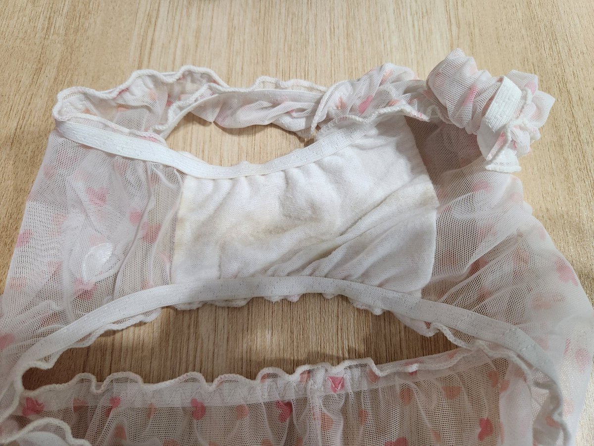 하아악... 보짓물 잔득 뭍어서 향이 아주 좋은 여신님 팬티♡