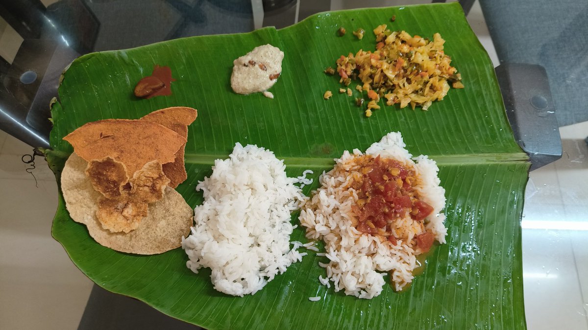 raajcar's tweet photo. ಸಿಂಪಲ್ಲಾಗ್ ಒಂದ್ ಊಟ..
ಅನ್ನ , ಸಾರು , ಪಲ್ಯ, ಬೇಯಿಸಿದ ಮಾವಿನಕಾಯಿ ಗೊಜ್ಜು , ಅಪ್ಪಿ ಮಿಡಿ ಉಪ್ಪಿನಕಾಯಿ, ಹಪ್ಪಳ-ಸಂಡಿಗೆ♥️♥️
#MomsKitchen https://t.co/NsTxOXXDU9