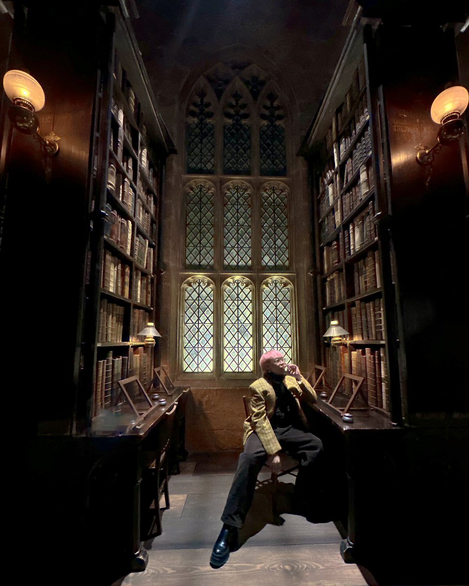 kirbyklaus's tweet image. A library is the only place where you can be absolutely silent and yet still be surrounded by so many opinions! #themakingofharrypotter 

#ootdnikirby #kirbytravels #warnerbrosstudiostourtokyo #japan