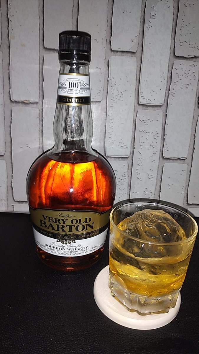 9639ryo's tweet photo. 続・土曜のウヰスキー
#VERYOLDBARTON マイナーだけど、飲み応えのいいヤツ #白州 注いだら、SNS仲間に追随の #山崎 と言う少し贅沢な時間を楽しんで、ロックな夜に戻って、#Evan赤 は #せるじおさん も推す秋にピッタリ、このボトルは旧赤なので、無くなる前に新赤(背が低い)を買って飲み比べ😁 https://t.co/DkeNc4KcLi