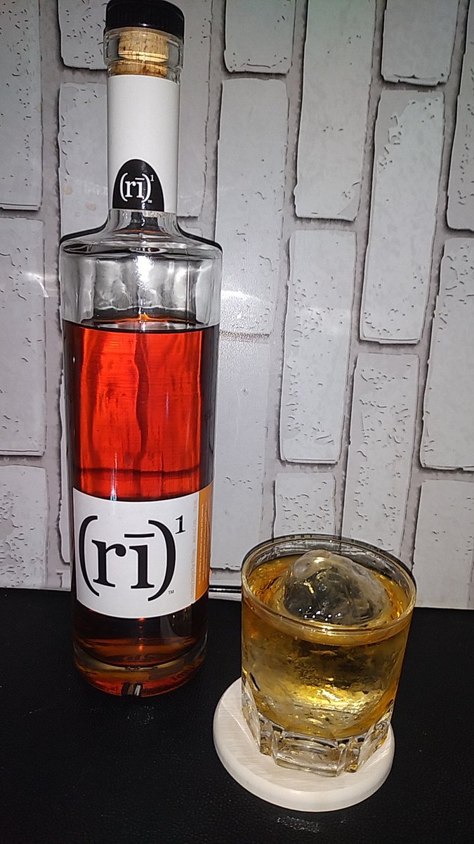 9639ryo's tweet photo. 続・土曜のウヰスキー
#VERYOLDBARTON マイナーだけど、飲み応えのいいヤツ #白州 注いだら、SNS仲間に追随の #山崎 と言う少し贅沢な時間を楽しんで、ロックな夜に戻って、#Evan赤 は #せるじおさん も推す秋にピッタリ、このボトルは旧赤なので、無くなる前に新赤(背が低い)を買って飲み比べ😁 https://t.co/DkeNc4KcLi