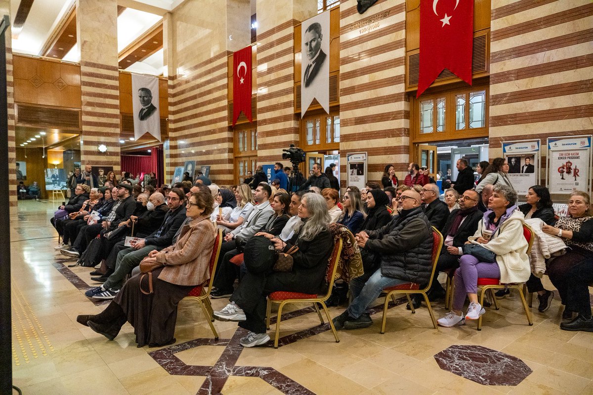 Atatürk’ün sevdiği şarkılarla doldu salon… Bir dostu anımsar gibi…

Biraz eski bir şarkı, biraz sessiz bir hikayeydi. Ve biz, o hikâyenin içinde yavaş yavaş yürüdük.

Değerli sanatçılarımıza, akademisyenlerimize ve siz dinleyicilerimize teşekkür ederiz. 🌹

📆 9 Kasım Cumartesi