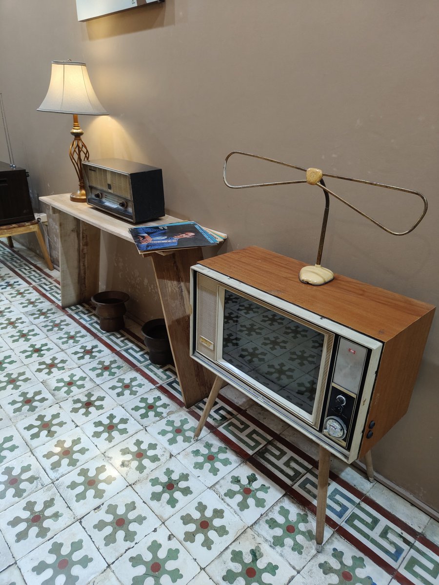 Widino's tweet photo. Kalo ke Bogor sendirian cuma buat kulineran, nginep di sini deh. Hotelnya punya tipe kamar buat solo travellers yg pake kasur single.

Konsepnya retro, banyak barang antik. Di tengah2 ada patio, kolam ikan, suara air gemericik bisa kedenger dari kamar 🥹

Weekend cuma 200ribuan. https://t.co/9m7A84alNy