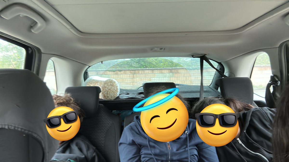 syylcine's tweet photo. J’ai littéralement ramener mes 3 petits cousins mais même quand vous voyez une femme dans une piscine vous devenez fou💀 https://t.co/kGntgbxBUB