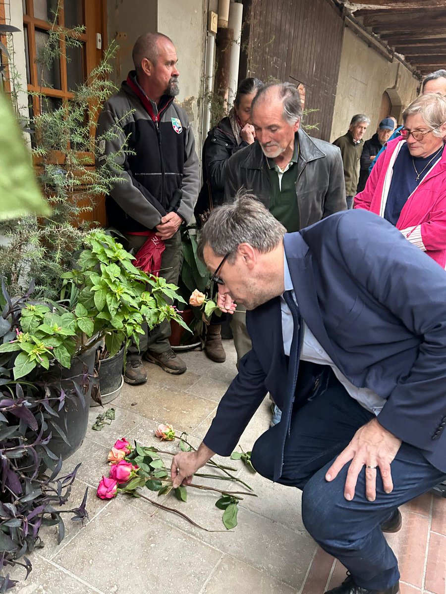 baraille66's tweet photo. Hier, à #Vinça, en mémoire de notre camarade #communiste Michel Touron et notre camarade #socialiste 1er Maire de Gauche de Vinça en 1935 Pierre Gipulo, #résistants morts en déportation, inauguration de la pose des pavés de la #mémoire.
Ils ont donné leur vie pour notre liberté! https://t.co/1MYdW7yTGW