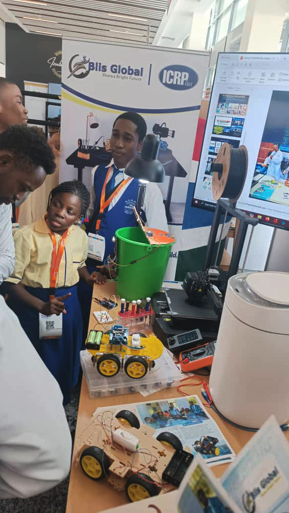 blis_global's tweet photo. One of our Cameroon student explains uncontrolled robot to the visitor   #YouthConnekt2024 #coding  and  #robotics https://t.co/haQCP1zo2E