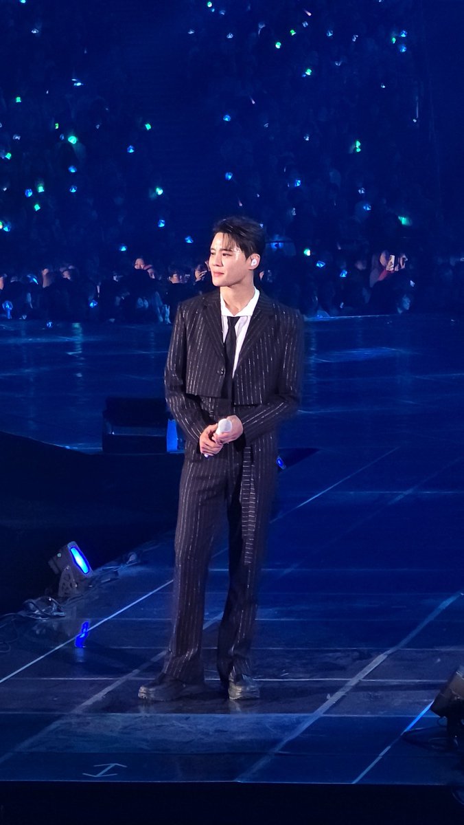 xweet_moment's tweet image. 왕자 용안봐..