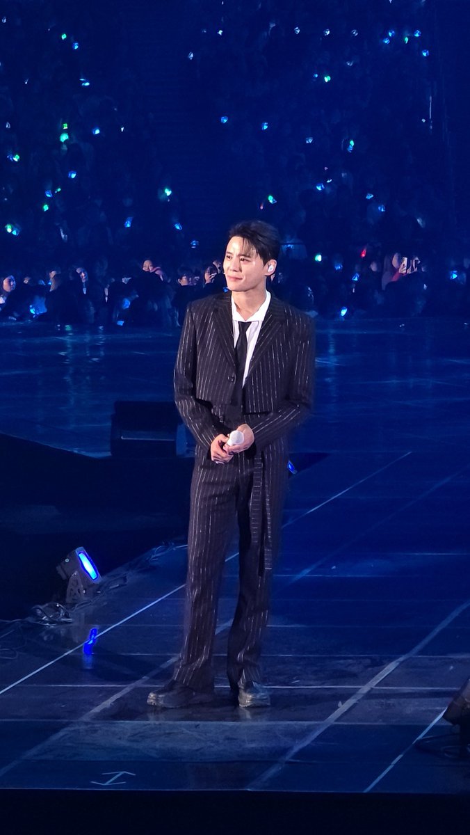 xweet_moment's tweet image. 왕자 용안봐..