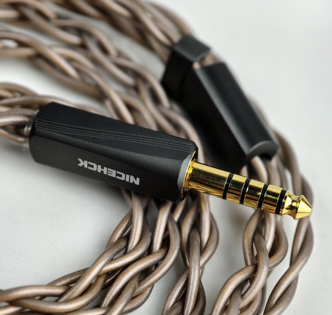 UpLaura上位ケーブル🆕 ①17AWG、非常に大きな断面積 ②OFCプラグ+銀