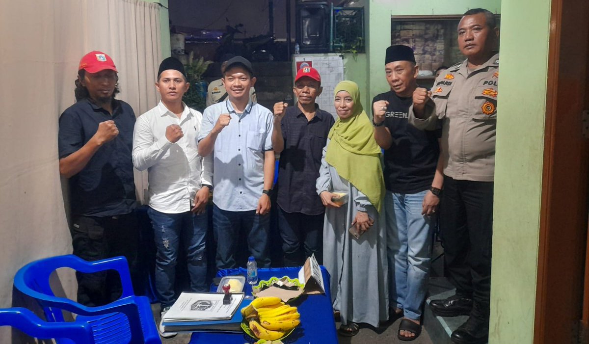 MSolichinKBU's tweet photo. Usung Program Perubahan dan Unggulan, Putra Betawi Ahmad Gozali Resmi Jabat Ketua RT.014/RW.02 Kota Bambu Utara Masa Bhakti 2024-2029. @RadioElshinta @kompascom @VIVAcoid https://t.co/fzl9r9rbZw