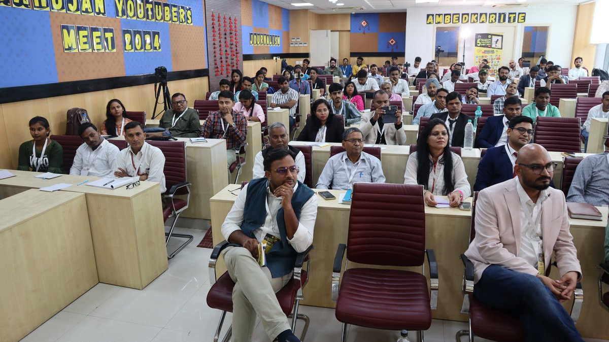 बहुजन यूट्यूबर मीट के पहले दिन मशहूर स्कॉलर और लेखक <a href="/DrLaxman_Yadav/">Dr. Laxman Yadav</a> ने प्रतिभागियों को 'कंटेंट और भाषा' विषय पर मेंटर किया। #BahujanYouTubersMeet2024