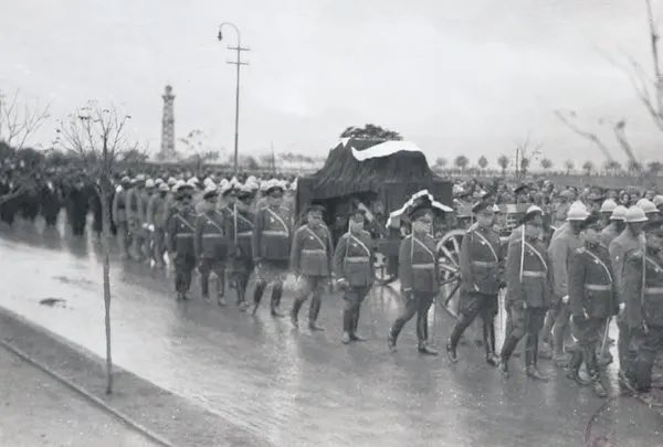 Atatürk’ün son sözü ‘aleykümesselam’ olmuştu.

Atatürk’ün son zamanları hayli sancılı geçti. Artık söylenenleri anlayamayan Atatürk, yattığı yerde başını sağa çevirip Prof. Dr. Neşet Ömer İrdelp’e dikkatle bakarak “Aleykümesselam” dedi. Son sözü de bu oldu. Sonra komaya girip 10
