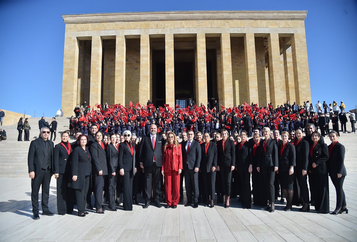 zehratopaloglu_'s tweet photo. Cumhuriyetimizin kurucusu ve millî mücadelemizin önderi Gazi Mustafa Kemal Atatürk'ü, aramızdan ayrılışının 86. yıl dönümünde Yönetim Kurulu Başkan Vekilimiz Sn. Fatih ÖZTÜRK’ün başkanlığında öğrenci ve öğretmenlerimizle birlikte ebedî istiratgâhı Anıtkabir’de düzenlenen törenle andık. Ata’mızın aziz hatırası önünde saygı, özlem ve minnetle eğiliyor; çizdiği yolda durmaksızın yürüyeceğimize söz veriyoruz. @FatihBilfen
