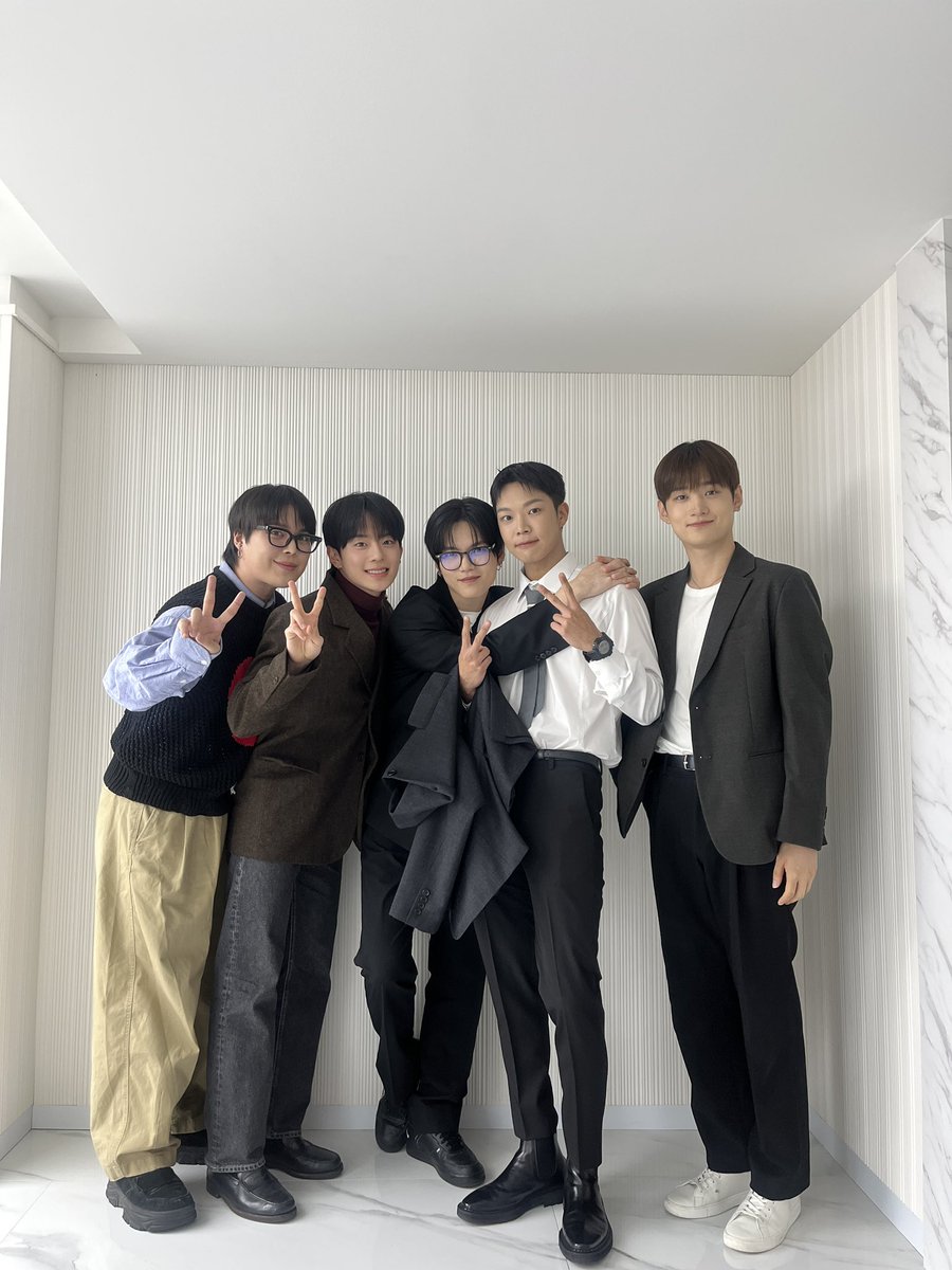 [#베리베리]

허니형 누님의 결혼식에 다녀왔습니다 :)
모두가 행복한 일요일이 되기를 바라요🌸

#VERIVERY