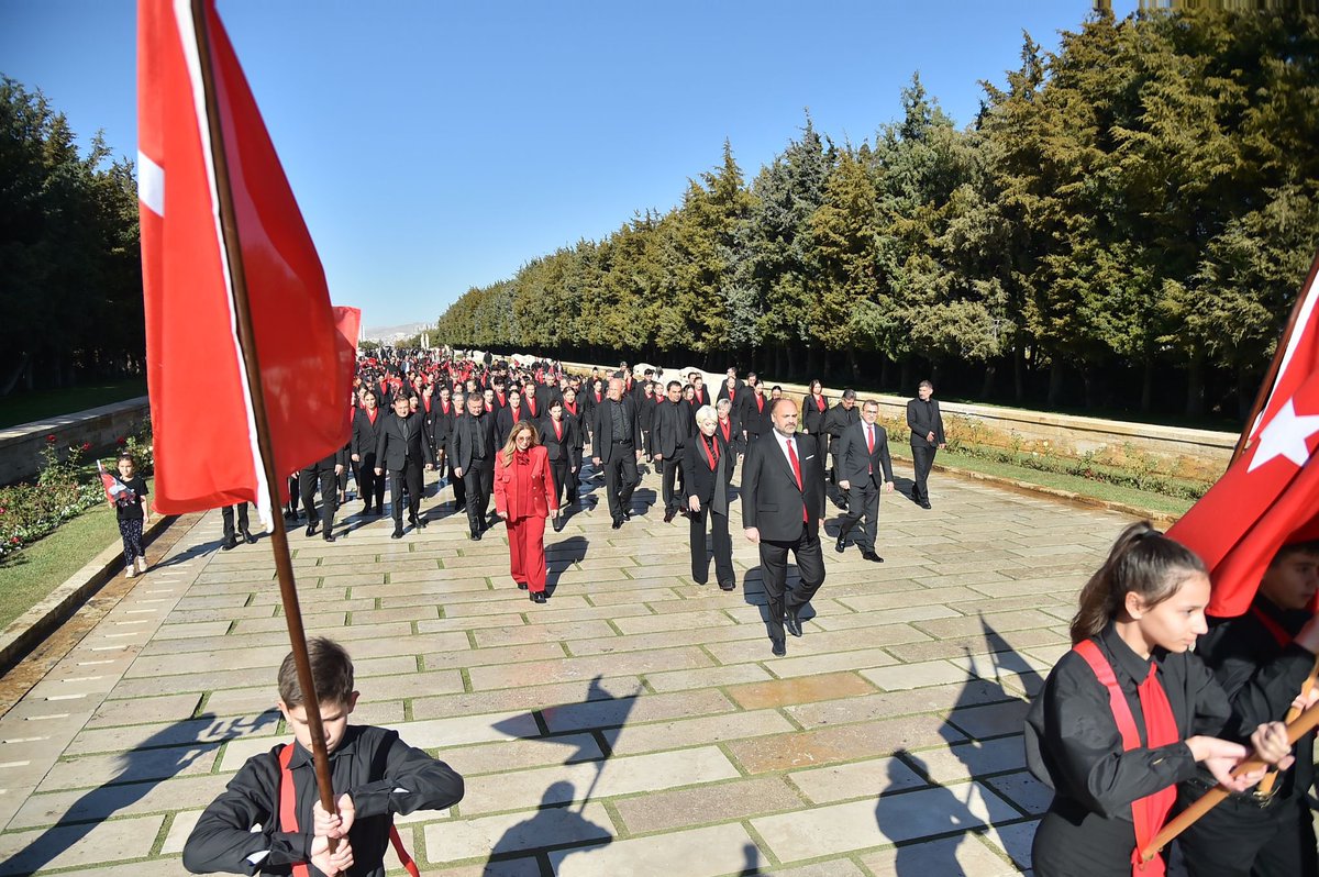 zehratopaloglu_'s tweet photo. Cumhuriyetimizin kurucusu ve millî mücadelemizin önderi Gazi Mustafa Kemal Atatürk'ü, aramızdan ayrılışının 86. yıl dönümünde Yönetim Kurulu Başkan Vekilimiz Sn. Fatih ÖZTÜRK’ün başkanlığında öğrenci ve öğretmenlerimizle birlikte ebedî istiratgâhı Anıtkabir’de düzenlenen törenle andık. Ata’mızın aziz hatırası önünde saygı, özlem ve minnetle eğiliyor; çizdiği yolda durmaksızın yürüyeceğimize söz veriyoruz.  @FatihBilfen