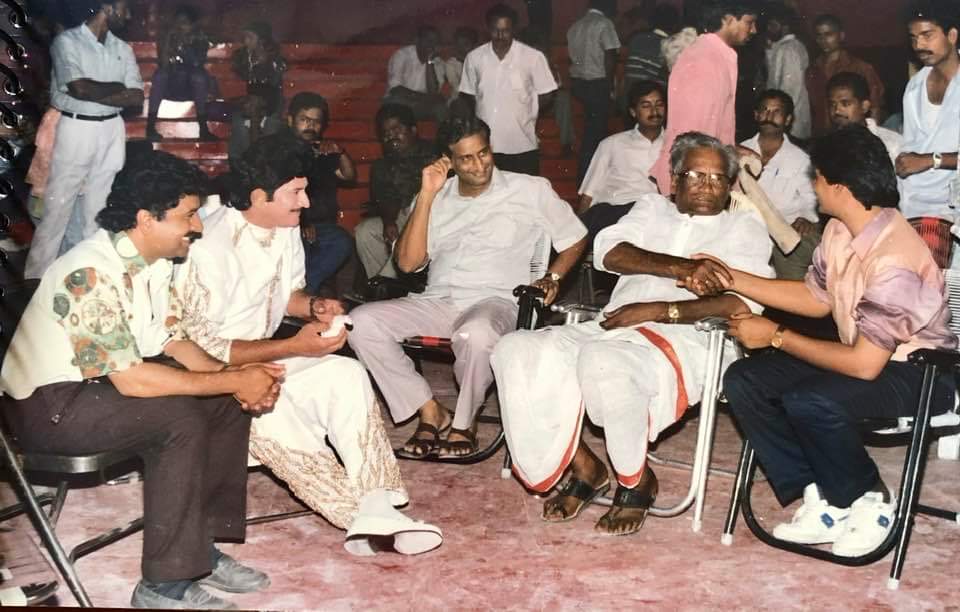 MMRameswar's tweet photo. From the sets of #Number1

అప్పటికి చిరంజీవి,బాలకృష్ణ ,నాగ్,వెంకి లాంటి అప్పటి యంగ్ హీరోలు హవా నడుస్తున్న కూడ కృష్ణ గారు 1994 లొ టాప్ 4 గ్రాసర్ లొ నంబర్1 ని ఒకటిగా నిలిపి రాను ఎప్పటికి నంబర్1 నె అని నిరూపించారు 

Super star #Krishna #SvKrishnareddy #MSReddy #KAchireddy https://t.co/Kzuc7wQtd8