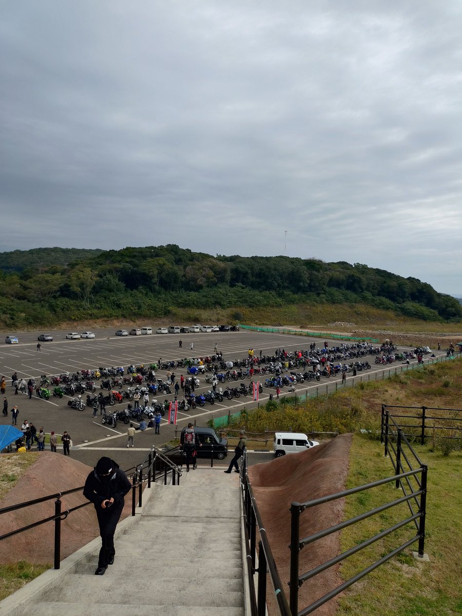 shin_bmw's tweet image. 今日は雨予報だったんでツーリングどーしよー……とヒヨッてたらご近所の同級生が2st名車を借りてくって言い出したんでこりゃー行かなきゃ！！って事で出発🤣
パリパリ言いながらのRIDEは楽しかった〜笑

#SUZUKI
#コレダスクランブラー
#DEESTONE
#D999
#Kawasaki
#ke125

#2st
#白煙