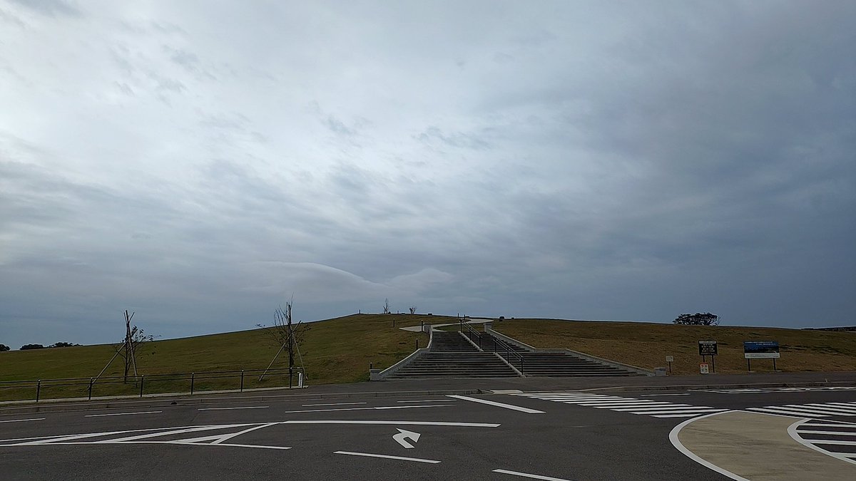 shin_bmw's tweet image. 今日は雨予報だったんでツーリングどーしよー……とヒヨッてたらご近所の同級生が2st名車を借りてくって言い出したんでこりゃー行かなきゃ！！って事で出発🤣
パリパリ言いながらのRIDEは楽しかった〜笑

#SUZUKI
#コレダスクランブラー
#DEESTONE
#D999
#Kawasaki
#ke125

#2st
#白煙