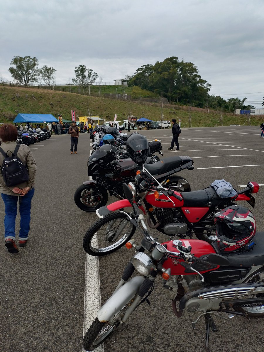 shin_bmw's tweet image. 今日は雨予報だったんでツーリングどーしよー……とヒヨッてたらご近所の同級生が2st名車を借りてくって言い出したんでこりゃー行かなきゃ！！って事で出発🤣
パリパリ言いながらのRIDEは楽しかった〜笑

#SUZUKI
#コレダスクランブラー
#DEESTONE
#D999
#Kawasaki
#ke125

#2st
#白煙