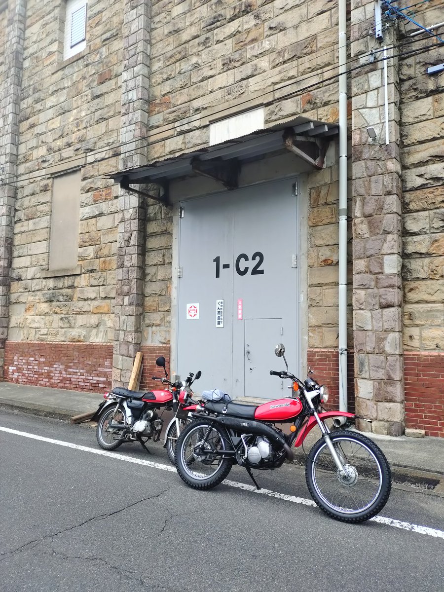 shin_bmw's tweet image. 今日は雨予報だったんでツーリングどーしよー……とヒヨッてたらご近所の同級生が2st名車を借りてくって言い出したんでこりゃー行かなきゃ！！って事で出発🤣
パリパリ言いながらのRIDEは楽しかった〜笑

#SUZUKI
#コレダスクランブラー
#DEESTONE
#D999
#Kawasaki
#ke125

#2st
#白煙