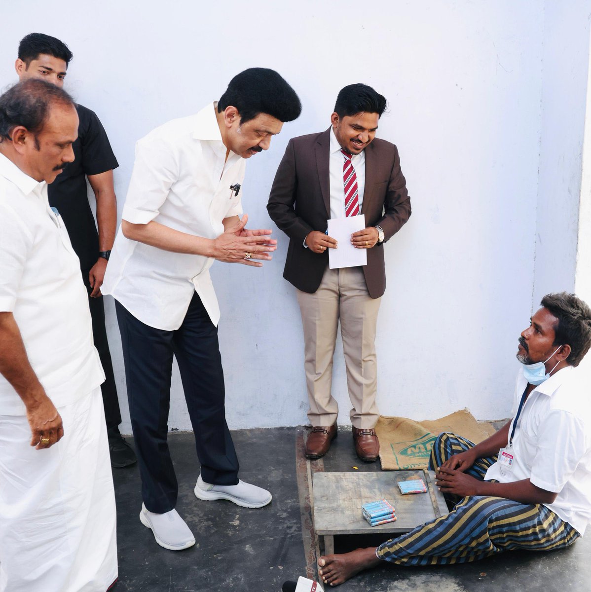SavukkuOfficial's tweet photo. கன்னிச்சேரியில் உள்ள மதன் பயர் வொர்க்ஸ் ஆலைதானே இது ?   

மருந்தே இல்லாமல், இவர் என்ன வேலை செய்கிறார் ?  

இரண்டு நாட்களாக ஷூட்டிங்குக்கு தயார் செய்தீர்களாமே ?  @jeyaseelan_vp ?  

எதுக்கு இந்த வெட்டி விளம்பரம் ? @CMOTamilnadu https://t.co/TVYvsFzjc4