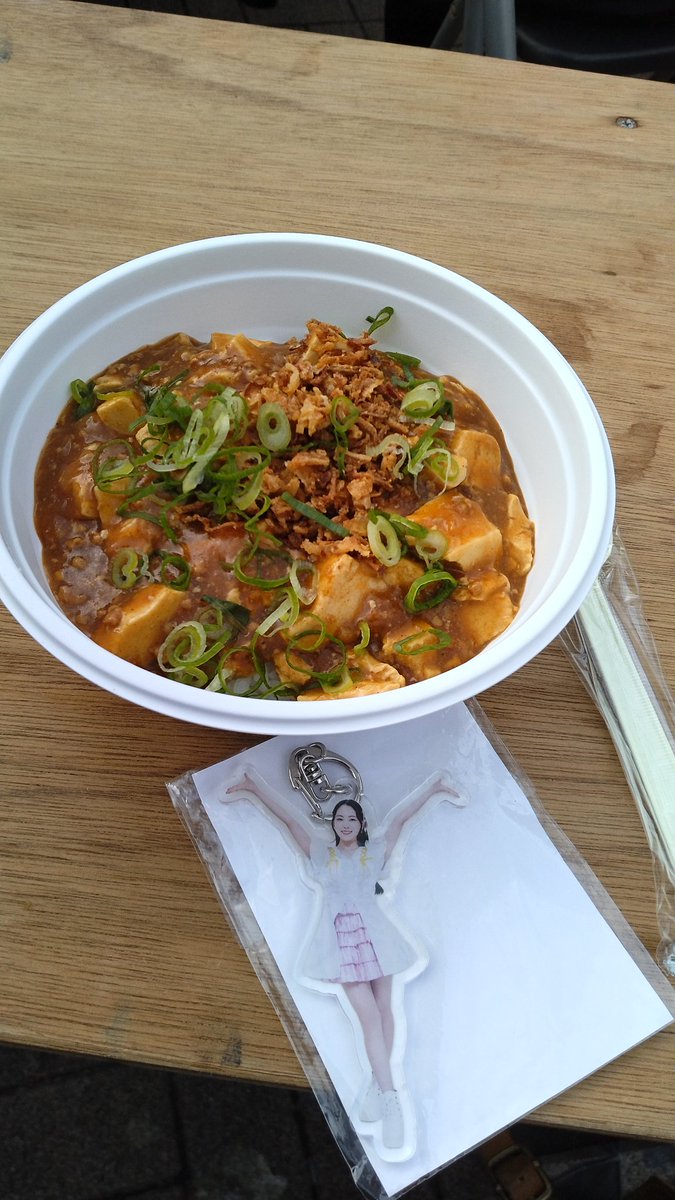 コスギカレーフェス🍛で、小町LIVE前に麻婆カレー丼を食べたよ〜🤣
めっちゃ美味かったーーー🤤🐝🔥
#ゆずたんと一緒 #蜂須賀ゆず 
#川崎純情小町☆