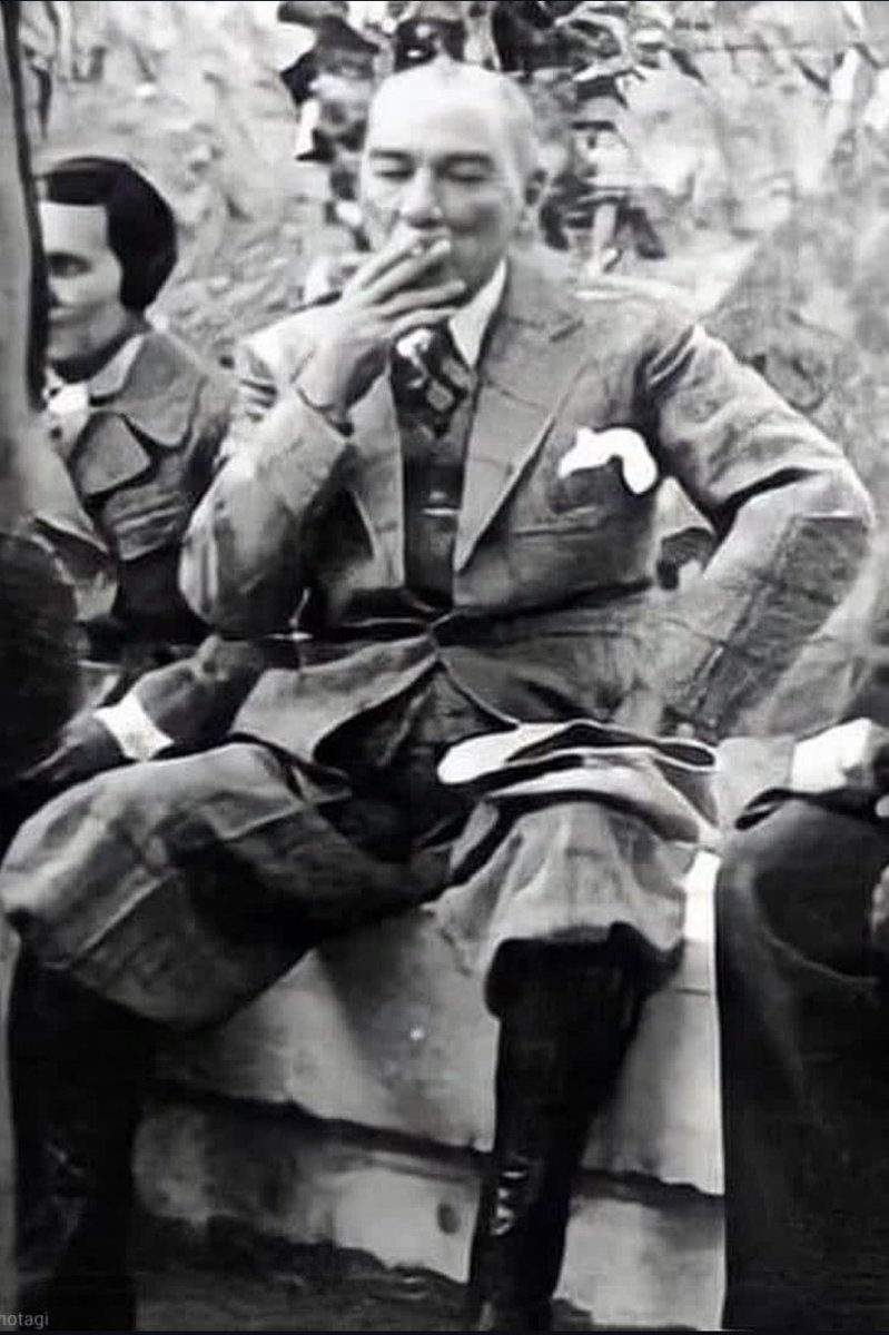 Düşmanın çekilirken geride bıraktığı hainlerin kökünü kazıyamadan çok erken gittin Atam...
#86YıldırDinmeyenÖzlem
#GaziMustafaKemalAtatürk
#10kasım193oo
#10KasımSonsuzlukDemek
#ATATÜRKsonsuzakadar
#EnBüyükYasGünümüz