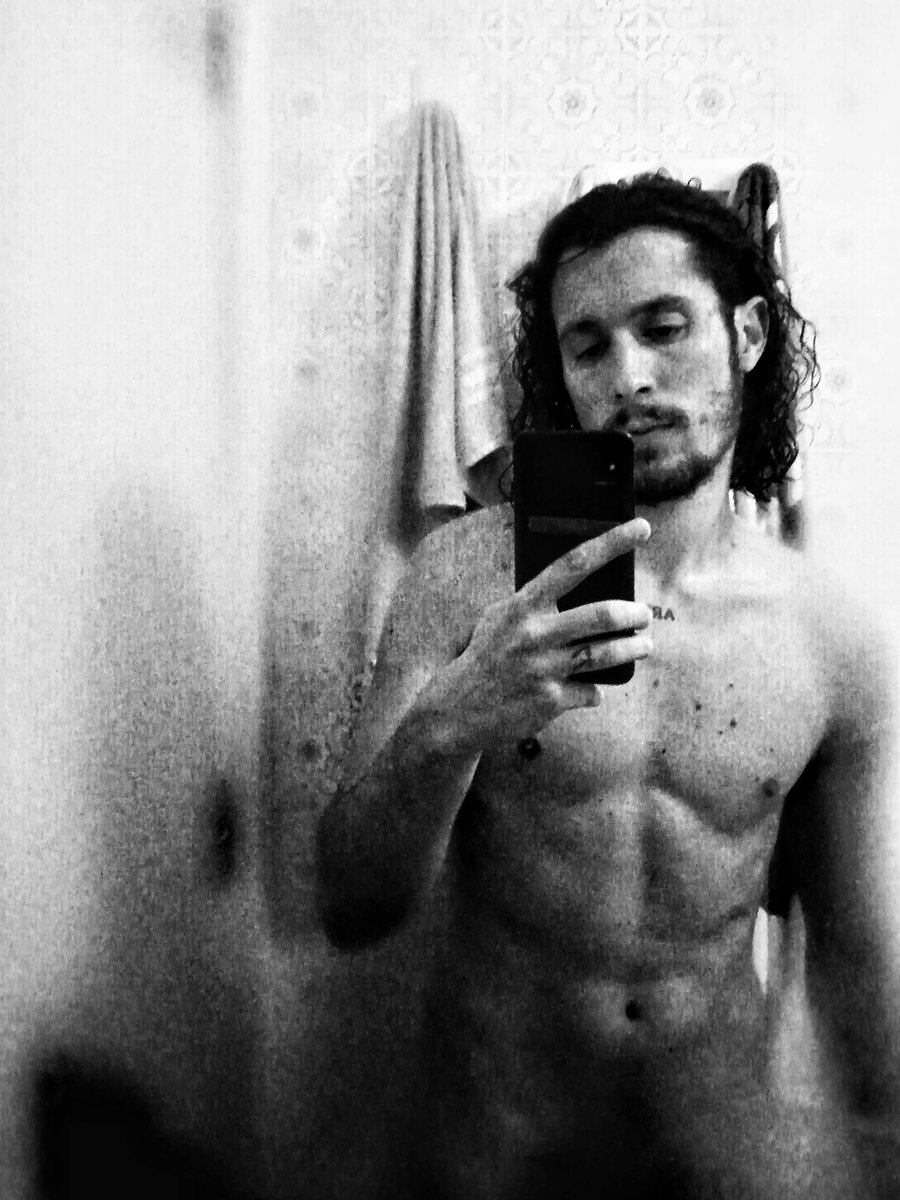 LuigiMiano's tweet photo. hi 👹
.
.
.
.
.
.
#selfie #nude #manbody #artist #mirrorselfie #bodyshapes #art https://t.co/yXAcac1xIc