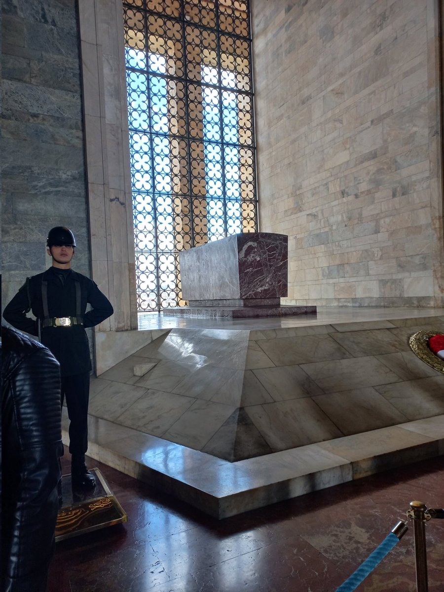 Yüce Atatürk, Atam; senin sayende okuyabilmiş özgür bir kadın,özgür bir insan olarak,özgür bir ülke nedemek unutan herkese inat ben senin yolundan senin fikirlerini takip ederek yürüyeceğime söz veriyorum..herdaim kalbimizde ve aklımızdasın...