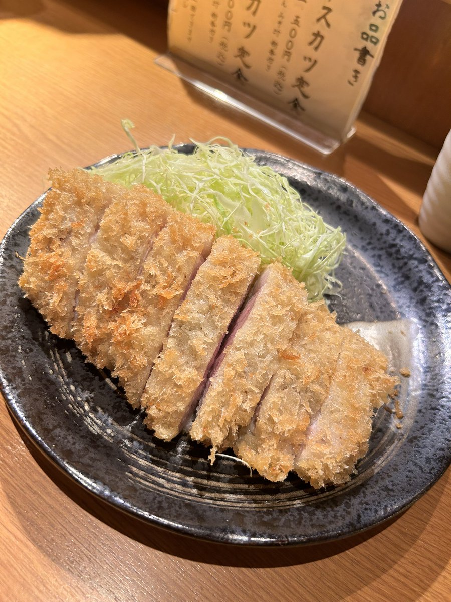 ghc112112's tweet photo. 【とんかつ三八】
📍新丸子駅
1,500円で分厚い豚カツ(山形県産米沢豚)食べれます！
ご飯は1回おかわり無料🍚 https://t.co/VXIjNX92Gh