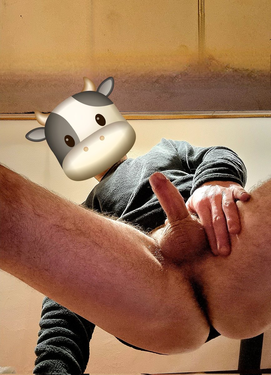 Jayjaysox3's tweet photo. What can u find under my work table? There is a horny bull, his average dick, his cold and hairy nuts, a pair of n.42 worker feet... U can suck everything!!!! What do u choose?
#gayworker #gayfarmer #averagecock #averagedick #hairyballs #hairylegs #bullboy #smellyfeet #hornyboy https://t.co/Jq0ZIYyFiS