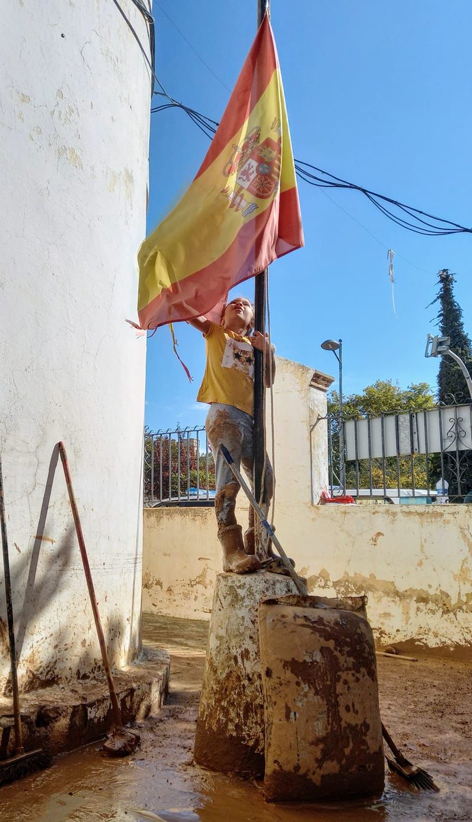 #BuenosDías

💚A sus 7 añitos, Paula, hija de nuestro compañero Francisco Javier, iza de nuevo la bandera 🇪🇸 de nuestra casa cuartel de Utiel #Valencia, que quedó totalmente inundado el pasado 29 de octubre tras el paso de la #DANA.