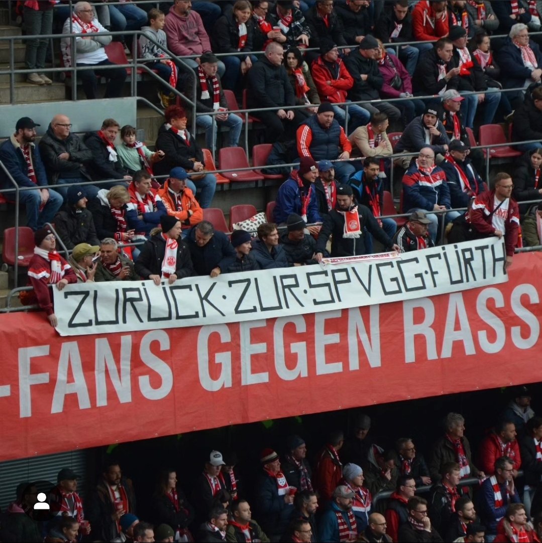 Beim gestrigen Heimspiel gegen die SpVgg Fürth haben wir ein Spruchband zur Unterstützung der Zurück zur SpVgg Fürth Kampagne präsentiert. Seit Jahren versucht die dortige Fanszene eine Rückbenennung zum traditionellen Vereinsnamen zu erwirken.