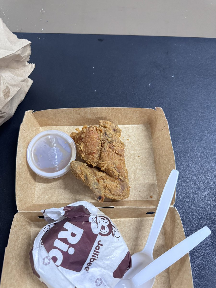 takiscool's tweet photo. Putangina mo #Jollibee! Akala ko ikaw magpapaganda ng araw ko lalong pumangit! Talo ka pa ng fried chicken sa kanto. Tangina! https://t.co/f65Cihe1Fq