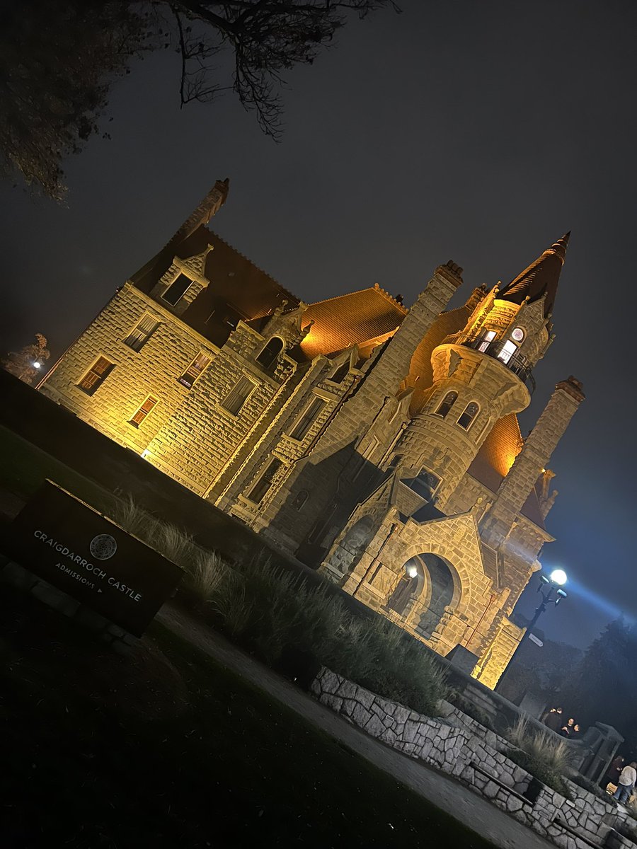 Craigdarroch Castleまで夜散歩🚶

昼も綺麗だけど、実は夜がめちゃくちゃ綺麗！ライトアップされた城が、なんとも幻想的で昼とは全然違う雰囲気。

夜の静けさの中で見る価値ありです✨