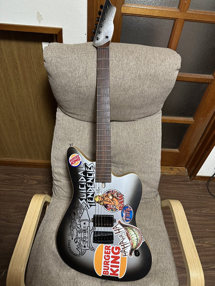 GuitarUki's tweet photo. 昨日の歌謡祭で使った
サイトーギター
PUをいつものEMG-JHに替えて試した
歪ませても各弦の分離感があって
ｺｰﾄﾞ弾いても何本弦が鳴ってるかわかるようなｲﾒｰｼﾞ
弾いた感じがちょっと新感覚👍
#SAITO GUITARS
@saitoguitars https://t.co/ckqZgLwpeo