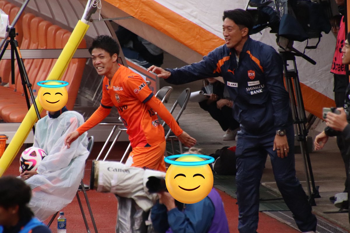 s16_04's tweet image. 西澤くん、輝綺のゴールのあとすぐに走って向かった先に権田さん🥲

#spulse
#権田修一 選手
#西澤健太 選手
#清水エスパルス
#1110vs熊本